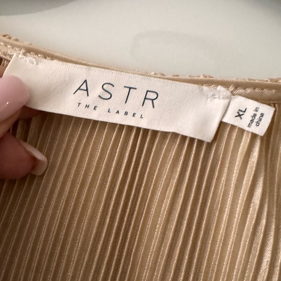 Hello 🔥 brand new champagne gold top by Astr - Picture 3 of 5